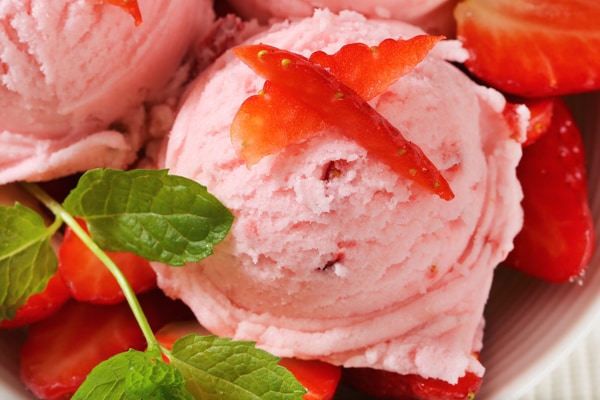 アイスよりヘルシー!「苺入りフローズンヨーグルト」のレシピ