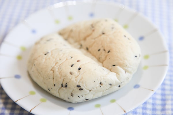 黒ごまがイイ感じ!チーズ好きにもおすすめのファミマもっちり系パン