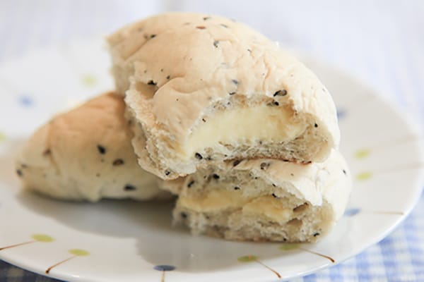 黒ごまがイイ感じ!チーズ好きにもおすすめのファミマもっちり系パン