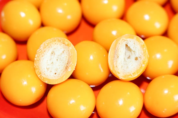 次から次へと頬張っちゃう!大玉チョコボールが秋の装いで新登場!