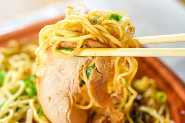 セブンの麺でいちばんウマイ!? 焼ラーメンを食べてみたらウマすぎでした!