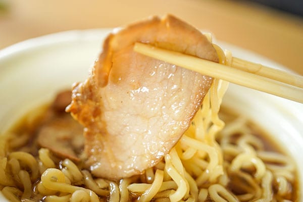 セブンと老舗ラーメン店がコラボ!チャーシュー4枚入りでウマイ!