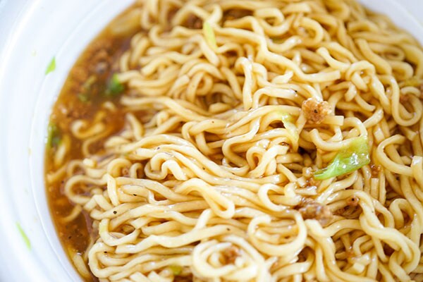 湯切りなしのカップ焼そば登場！濃いめでがつんとウマイ！！