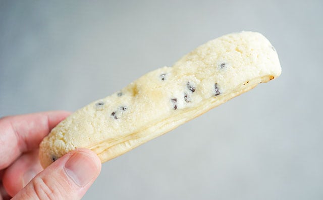 1本17円!セブンのコレ、安いのにチョコチップ入りで激ウマ!