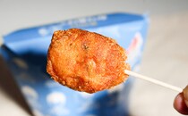 かりあげ頭をイメージ!?　「からあげクン」があの名作とコラボ！！！