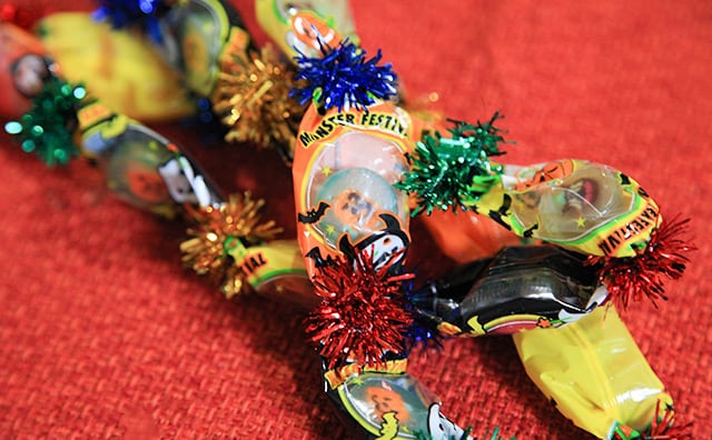 首にかけても飾ってもOK!カルディで買ったお菓子のレイでハロウィーン気分爆アゲ