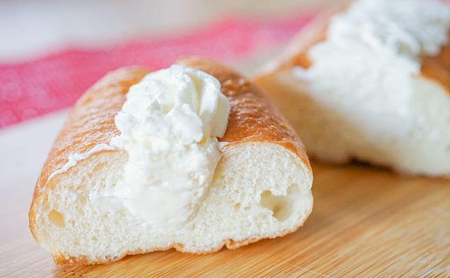 こんなのやりすぎでしょ!セブン新作パンで口の中がホイップでいっぱいに!