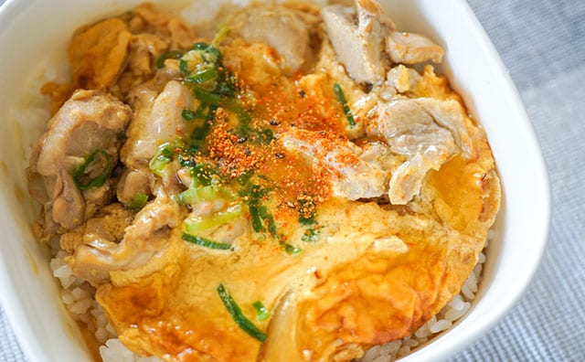 【セブンが増量】ふわとろな丼は肉のうまみがギュッとしてる!!