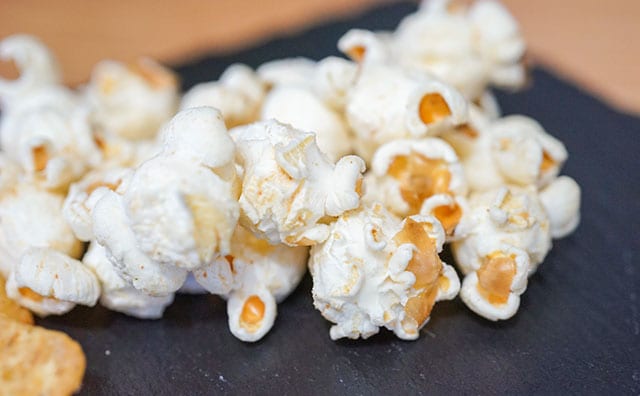 このスナック菓子、超有名カップ麺の味を再現しているんです!