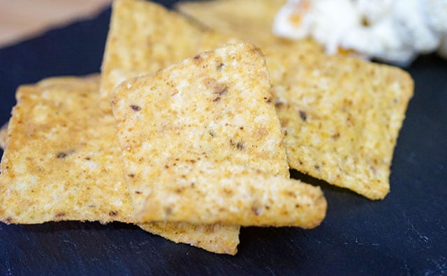 このスナック菓子、超有名カップ麺の味を再現しているんです!