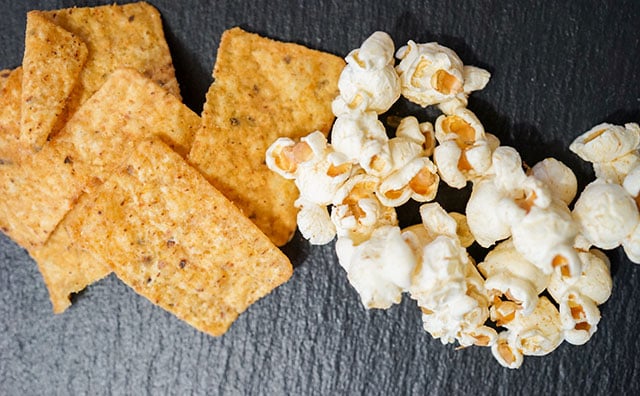 このスナック菓子、超有名カップ麺の味を再現しているんです!