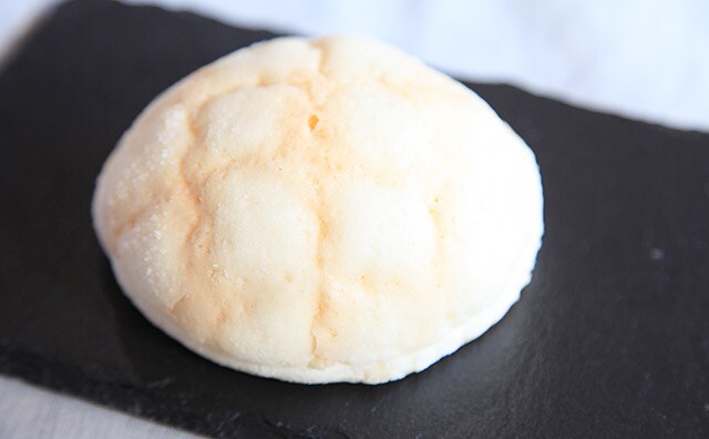 濃厚ミルキー!ローソンのメロンパンは真っ白です!!
