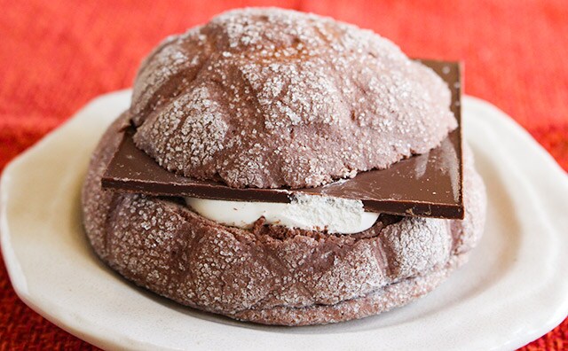 はみだしてる~!メロンパンにでっかい"あれ"をサンドしちゃった!?