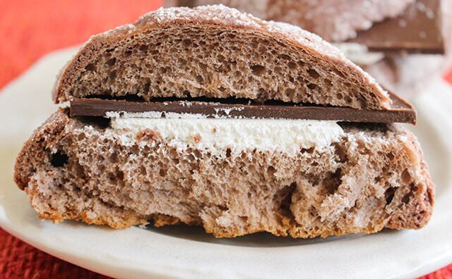 はみだしてる~!メロンパンにでっかい"あれ"をサンドしちゃった!?