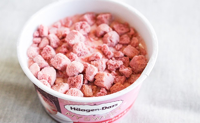 アイスの上に「おいしい」がいっぱい!これ、ローソン限定です!