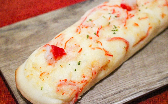 大量のカニカマ!セブンの148円もっちりパンがウマすぎた!!