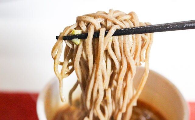 正直“クサい”けどおいしい！セブン限定のどん兵衛を食べてみた