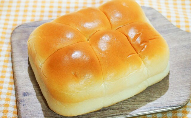 3つも!? このセブン100円パン、中に秘密が隠れてます!!