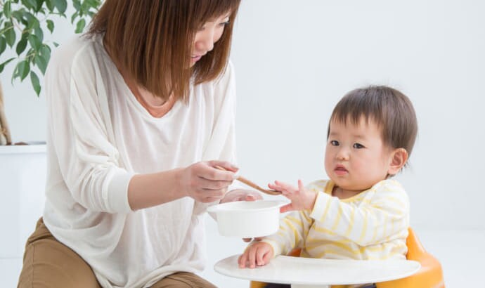 子育て不安で離乳食の開始時期は後ろ倒しに　母親100人アンケート