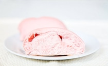 中も外もいちご！ローソンの新作パンは見た目にもこだわりアリ！