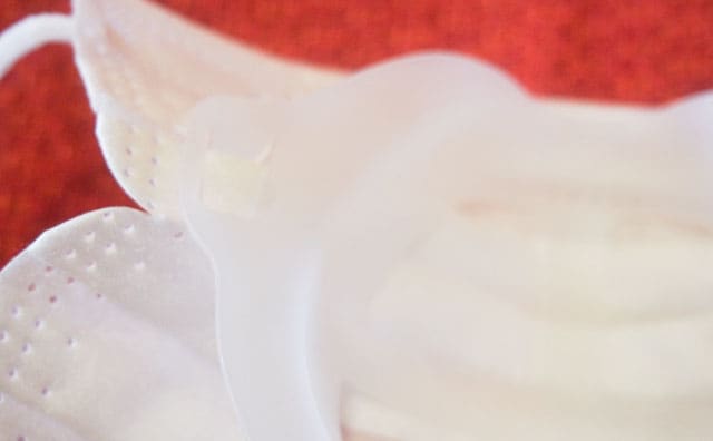 意外と楽！セリアの100円アイテムで“マスクが口に貼りつく問題”を解消！