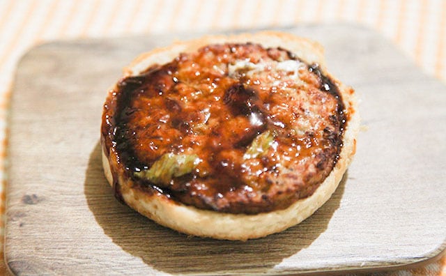 やるな、ファミマ…このハンバーガー、肉を使ってない!?