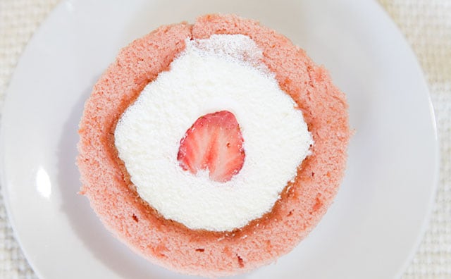 SNSで大絶賛!ローソンの新作ロールケーキはベリーソースが決め手!