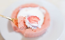 SNSで大絶賛！ローソンの新作ロールケーキはベリーソースが決め手！