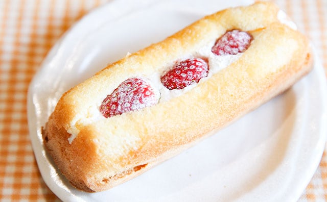 いちごをサンド!? ファミマのシフォンは198円でちょいリッチ!