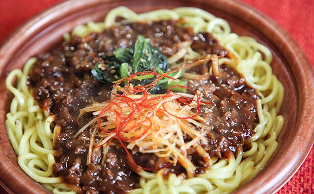 大豆ミートでも違和感なし!ファミマの「ジャージャー麺」を食べてみた