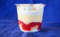 セブンの定番スイーツが登場！ いちご風味の間違いないおいしさ！