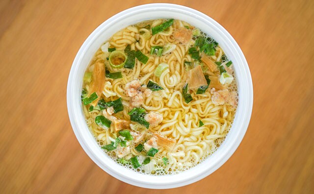 丸鶏だし2倍！人気ラーメン店の味をカップ麺で味わえる！