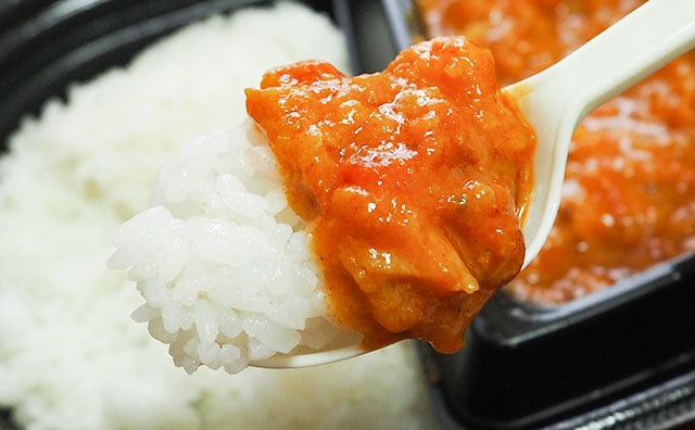 海老の存在感がすげぇ!ローソン×新宿中村屋のカレーはワンコインなのに超本格派!