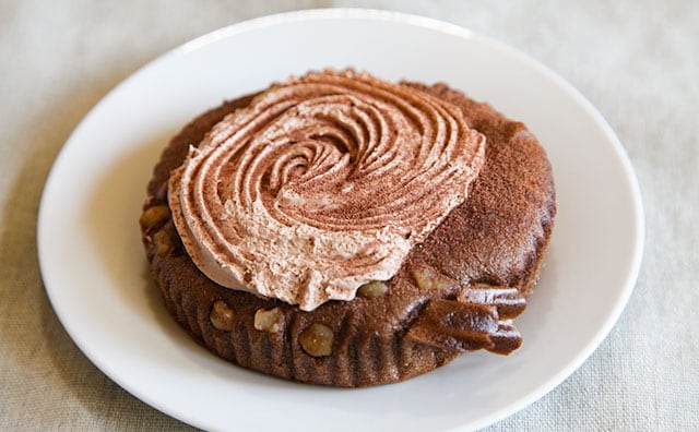 ケーキというよりパン…?ファミマのチョコ系新商品を食べてみた