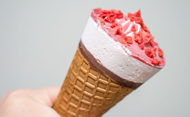 【新作】ルビーチョコ使用の「ジャイアントコーン」が贅沢味で最高！