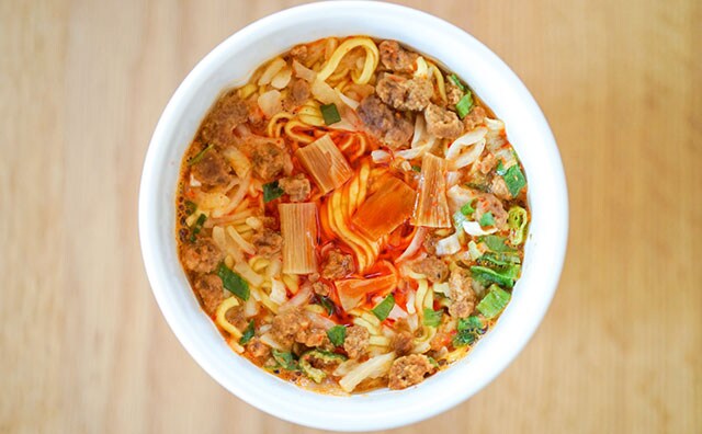 殿堂入りの有名店監修！濃厚カップ麺はパンチが利いてた！