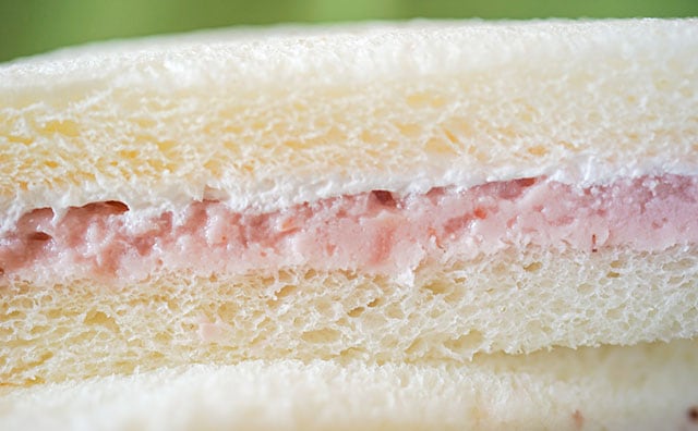 ファミマに「フルーチェ」を使ったサンド爆誕!気になる味は?