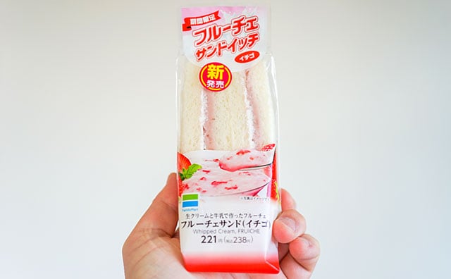 ファミマに「フルーチェ」を使ったサンド爆誕！気になる味は？