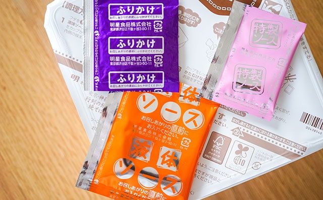 塩でも濃厚!人気店監修のカップ焼そばは箱買いしたいウマさ!