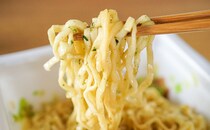 塩でも濃厚！人気店監修のカップ焼そばは箱買いしたいウマさ！