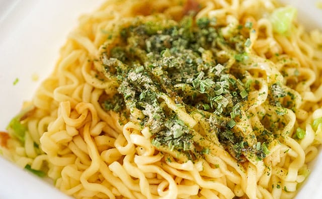 塩でも濃厚!人気店監修のカップ焼そばは箱買いしたいウマさ!