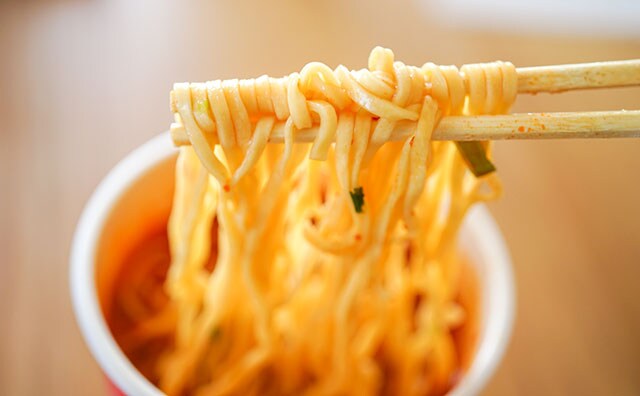 数量限定!蒙古×セブンの新作カップ麺は意外と食べやすい辛さ!?