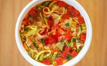 数量限定！蒙古×セブンの新作カップ麺は意外と食べやすい辛さ!?