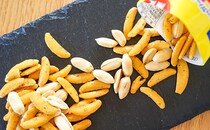 「亀田の柿の種」の人気フレーバーが復活！大量買いしたい！