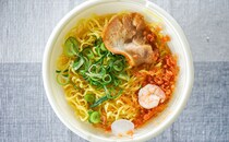 500円以下！セブンの味噌ラーメンはレンチン中からすでにウマイ！