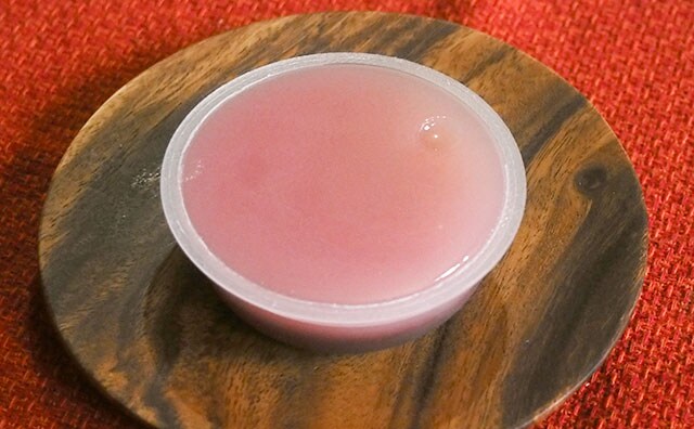 スプーンで!? ローソンの桜もちが普通じゃない!!