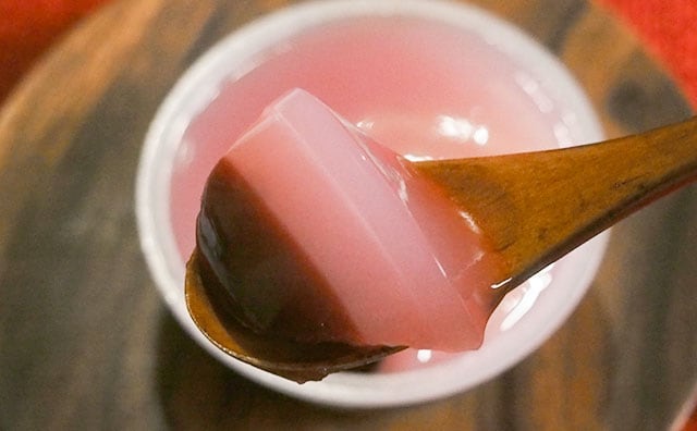 スプーンで!? ローソンの桜もちが普通じゃない!!