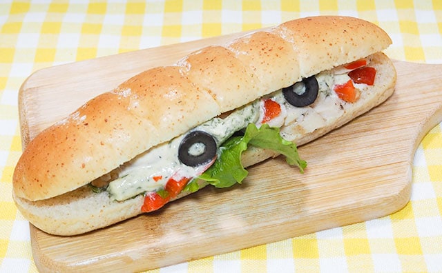 ヴルーテソースってなんだ!? 爽やかソースが絶品!ローソンのカフェサンドはローストチキンがたっぷり!