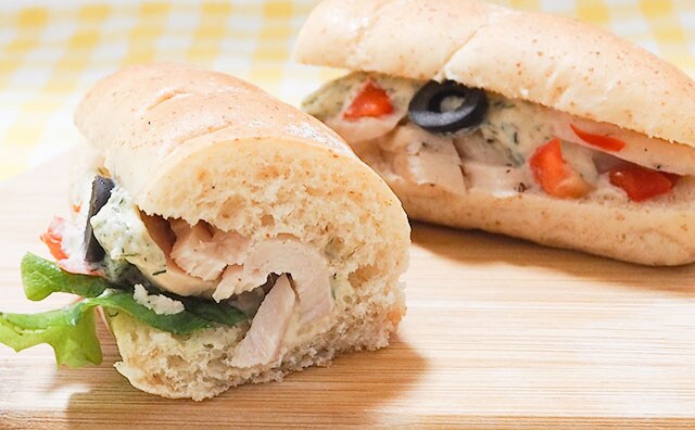 ヴルーテソースってなんだ!? 爽やかソースが絶品!ローソンのカフェサンドはローストチキンがたっぷり!