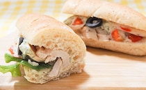 ヴルーテソースってなんだ!? 爽やかソースが絶品！ローソンのカフェサンドはローストチキンがたっぷり！